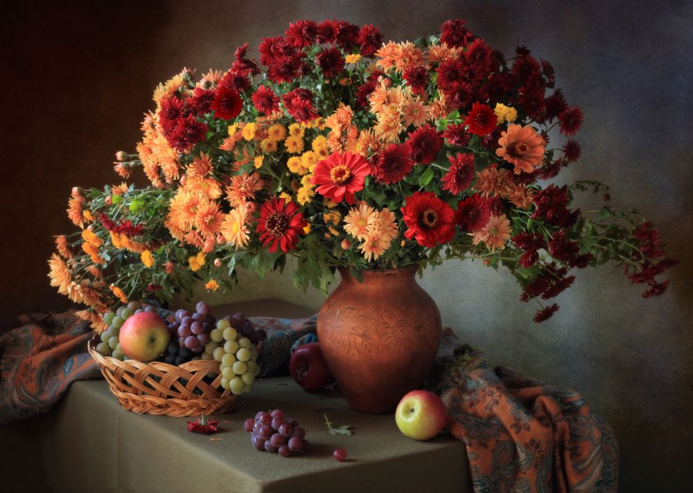 Stillleben mit einem Bouquet von Chrysanthemen und Früchten von Tatyana Skorokhod