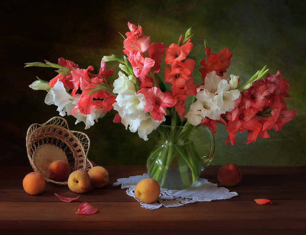 Stillleben mit Gladiolen und Pfirsichen von Tatyana Skorokhod