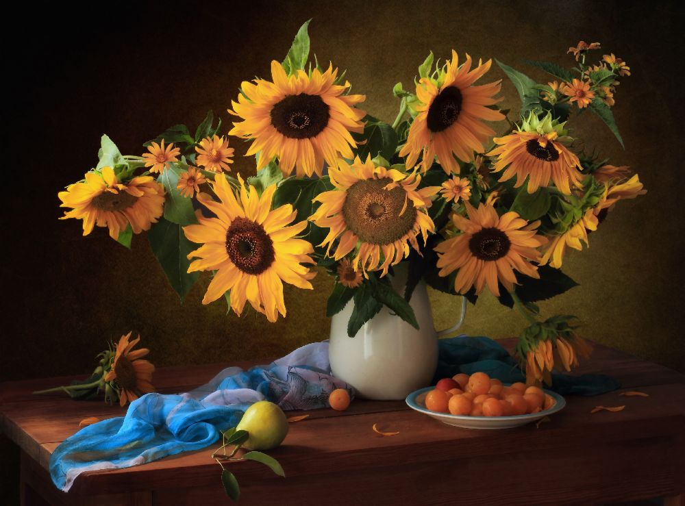 Stillleben mit Sonnenblumen und gelben Pflaumen von Tatyana Skorokhod