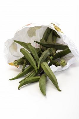 Okra in Einkaufstüte