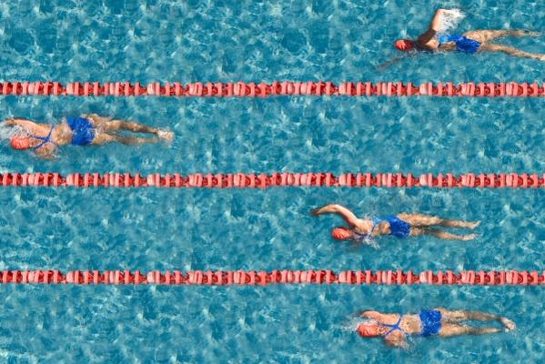 Schwimmwettkampf aus Vogelperspektive von Thomas Lammeyer