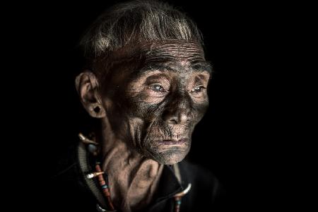 Das tätowierte Gesicht eines Konyak-Mannes