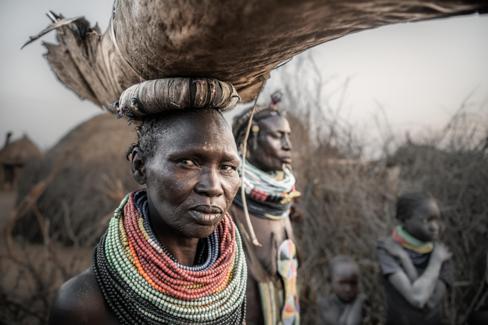 Frauen des Nyangatom-Stammes von Trevor Cole