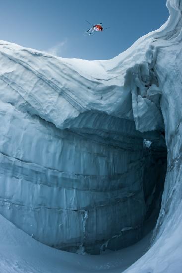 Frontflip über der Gletscherspalte mit Guerlain Chicherit