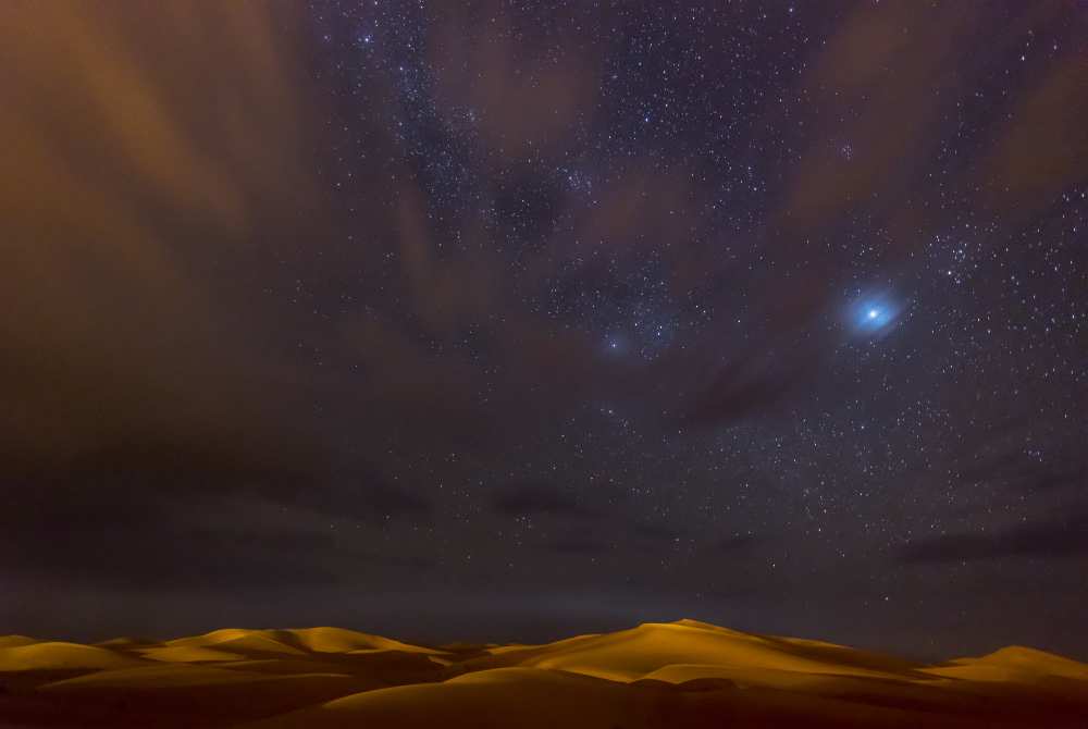 Stars, Dunes and Clouds in Marzuga Desert von Tristan Shu