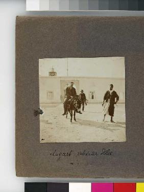 Fotoalbum Tunisreise, 1914. Blatt 13, Rückseite links: August auf Esel, beschriftet "August, dahinte