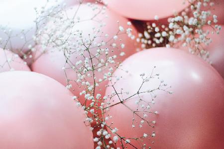 Blüten und Luftballons - Fokus