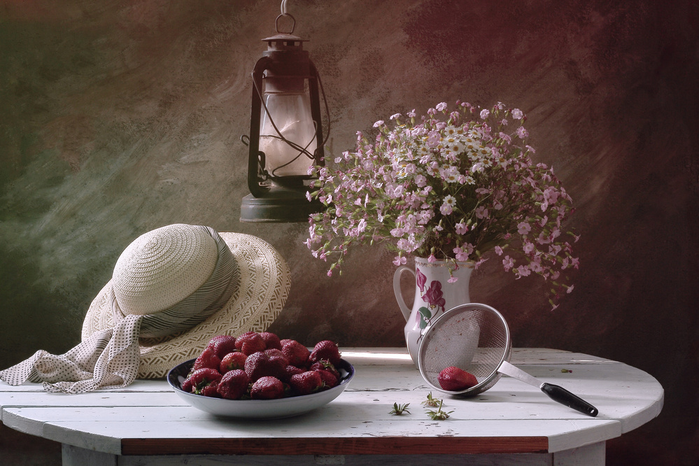 Stillleben mit Hut und Erdbeere von UstinaGreen