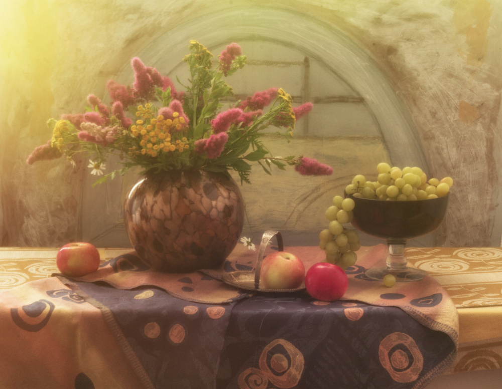 Stillleben mit Trauben. Blumen und Äpfel von UstinaGreen