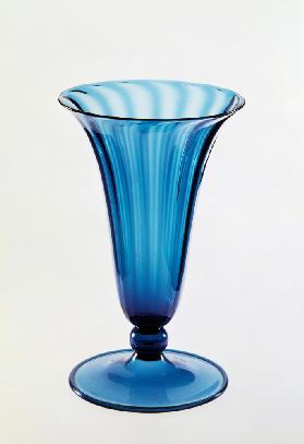 Blaue blasgeformte Glasvase
