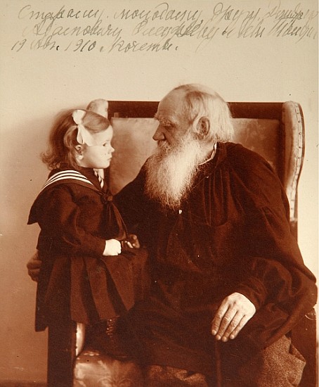 The author Leon Tolstoy with his granddaughter Tatiana in Yasnaya Polyana von Vladimir Grigorievich Chertkov