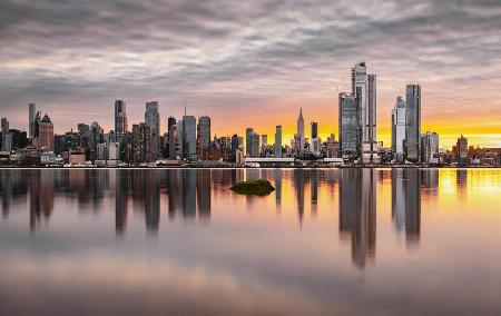 Dawn&#39;s Reflection: Manhattan Skyline über Hudson