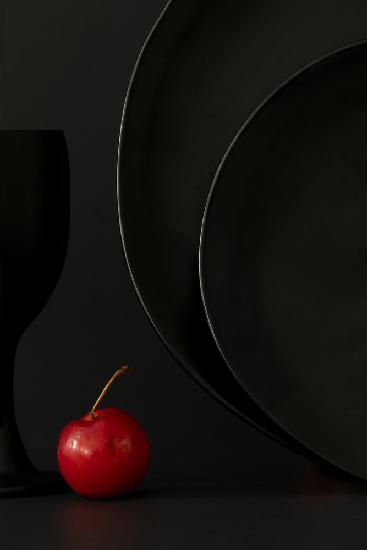Rote Beeren und schwarze Gerichte