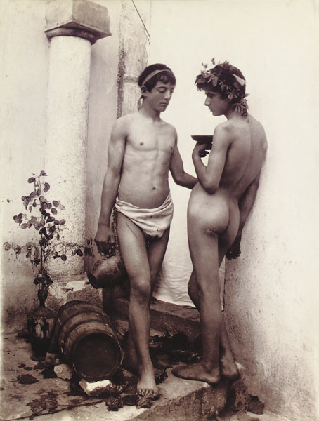 Zwei junge Männer in klassischer Pose von Wilhelm von Gloeden