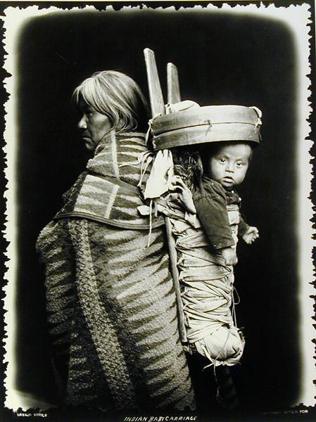 Navaho woman carrying a papoose on her back, c.1914 (b/w photo)  von William J. Carpenter