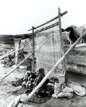 Navajo weavers, c.1914 (b/w photo) 18th