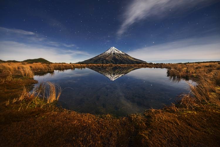 Mount Taranaki under Moonlight von Yan Zhang