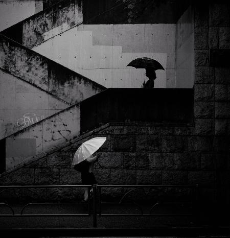 Ein schwarzer Regenschirm und ein weißer Regenschirm