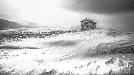 Eine Hütte im verschneiten Schneesturm