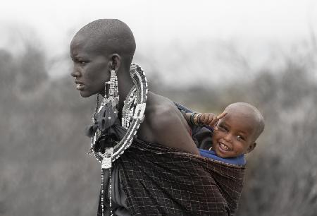 Massai-Mutter und Sohn